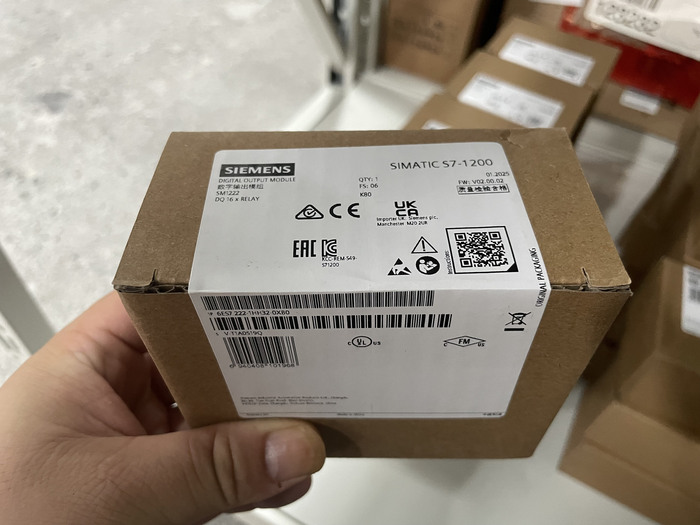 6ES7222-1HH32-0XB0-3.JPG